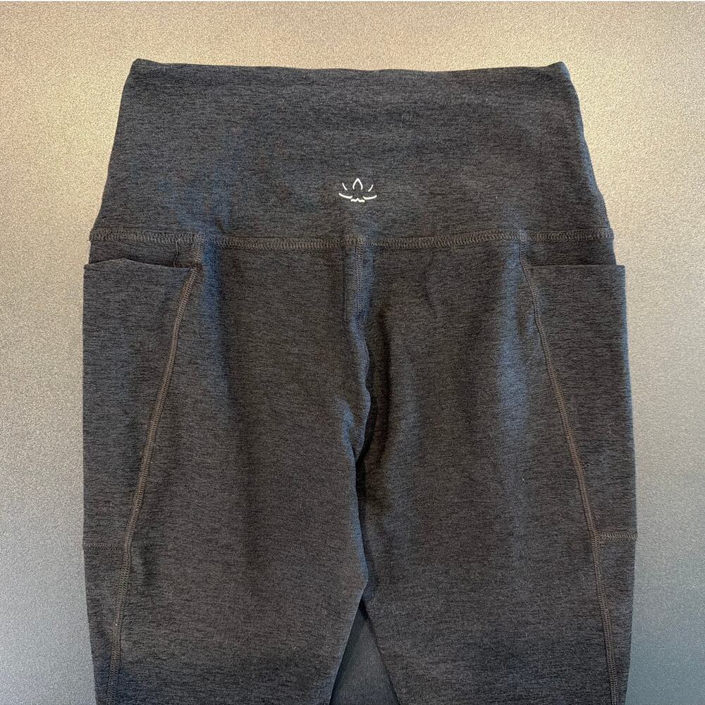 Beyond Yoga Cropped Leggings Dark Gray High Rise Capri Yoga Pants Women’s M - Picture 5 of 6
